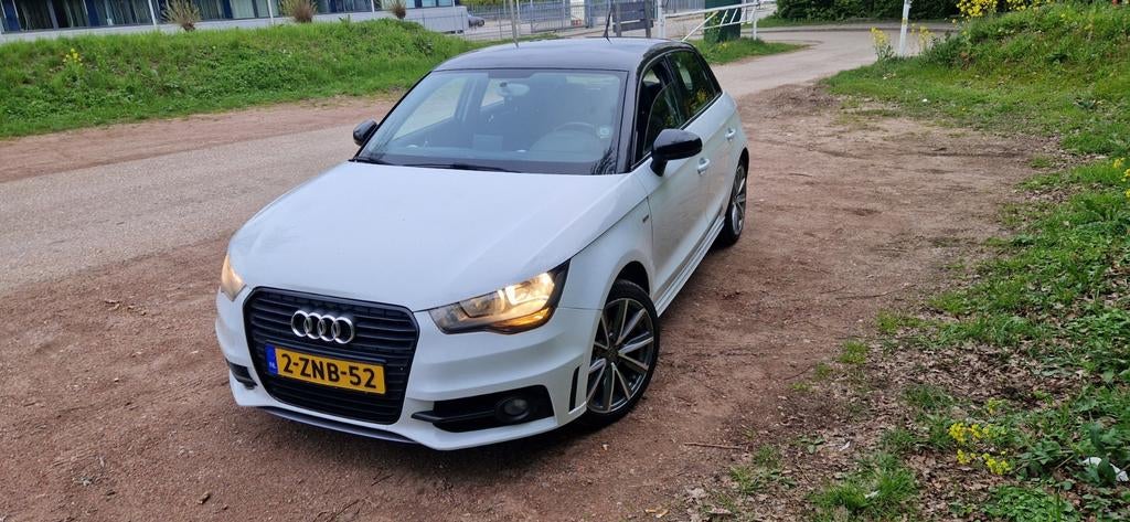 Audi A1 1.2 Tfsi Sport S Line 63KW SB 2015 Wit, Auto's, Voorwielaandrijving, Stof, Zwart, 4 cilinders