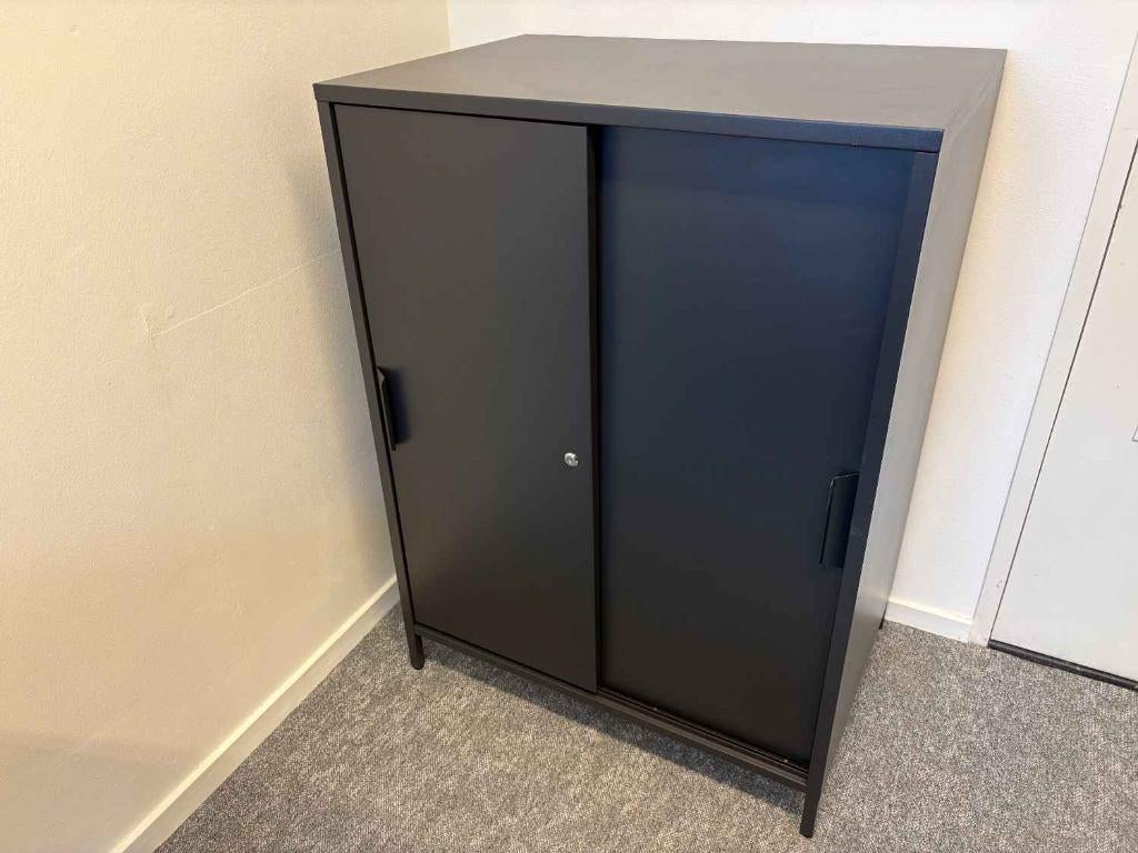 Kast met schuifdeuren en slot 80x55x110 (Ikea, Trotten), Ophalen, Met deur(en), 100 tot 150 cm, 50 tot 100 cm