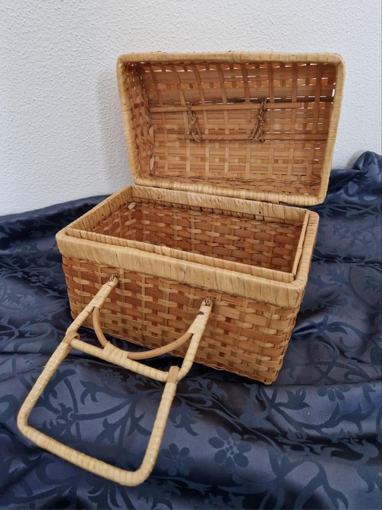 Vintage rieten koffertje/opbergmand, Huis en Inrichting, Woonaccessoires | Schalen en Manden, Mand, Ophalen of Verzenden, Zo goed als nieuw