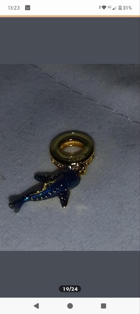 Goudkleurige bedel met blauwe haai, Sieraden, Tassen en Uiterlijk, Bedels, Ophalen of Verzenden, Overige materialen, Overige merken