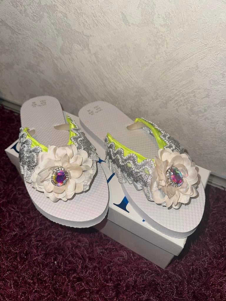 Nieuwe slippers met bloem, maat 36/37, Kleding | Dames, Schoenen, Ophalen of Verzenden, Nieuw, Slippers