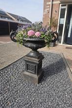 Gietijzeren oorvaas op sokkel, Tuin en Terras, Tuinvazen, Ophalen