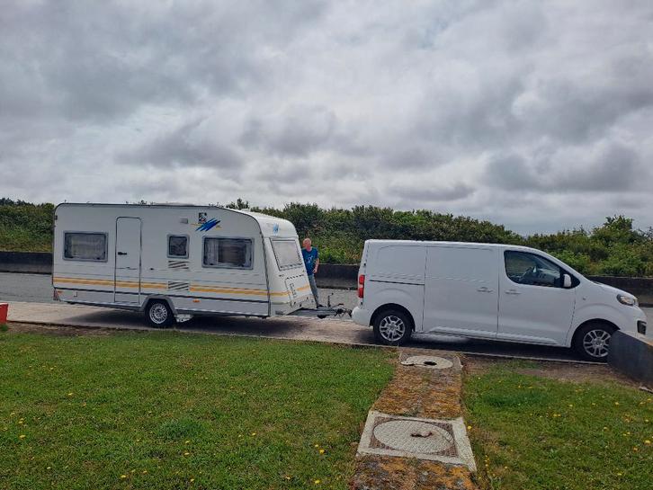 Caravan Knaus Südwind 450, Caravans en Kamperen, Caravans, Particulier, tot en met 4, 750 - 1000 kg, Rondzit, Knaus, Vast bed