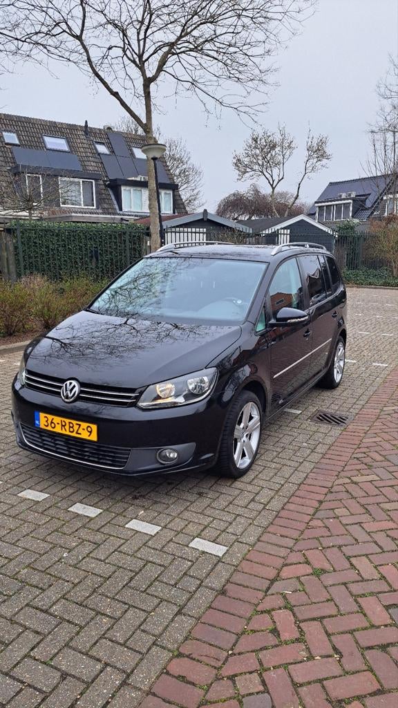 Volkswagen Touran 1.2 TSI  Zwart nieuwe APK tm 2027, Stof, 4 cilinders, Zwart, Origineel Nederlands