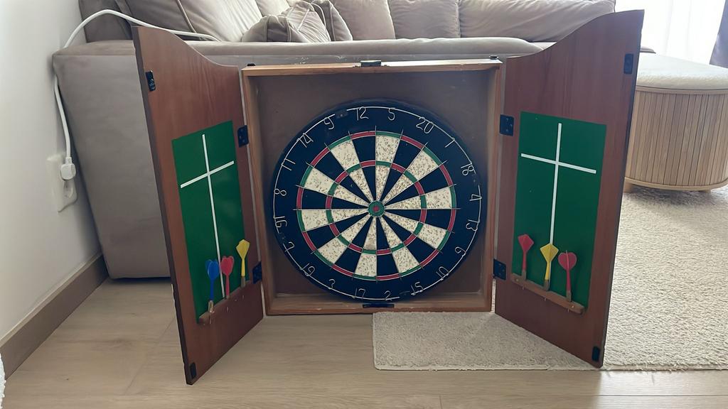 Dartbord met kast en 12 pijlen, Ophalen of Verzenden, Gebruikt, Dartbord met pijlen