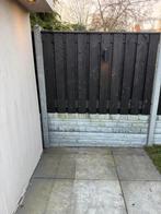 Zwarte houten schutting met betonnen onderplaat, Ophalen of Verzenden, Gebruikt, Hout, 150 tot 200 cm