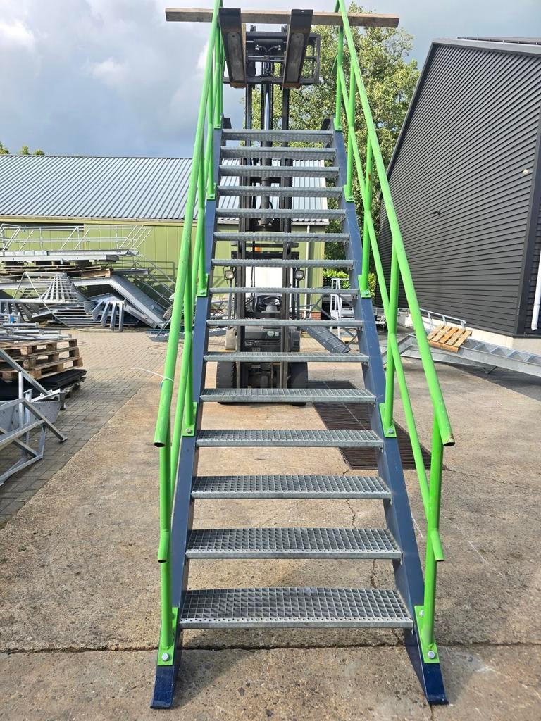 Stalen trap groen/blauw. Hoog 3,25 mtr. Nob134, Doe-het-zelf en Verbouw, Ladders en Trappen, Ophalen, 2 tot 4 meter
