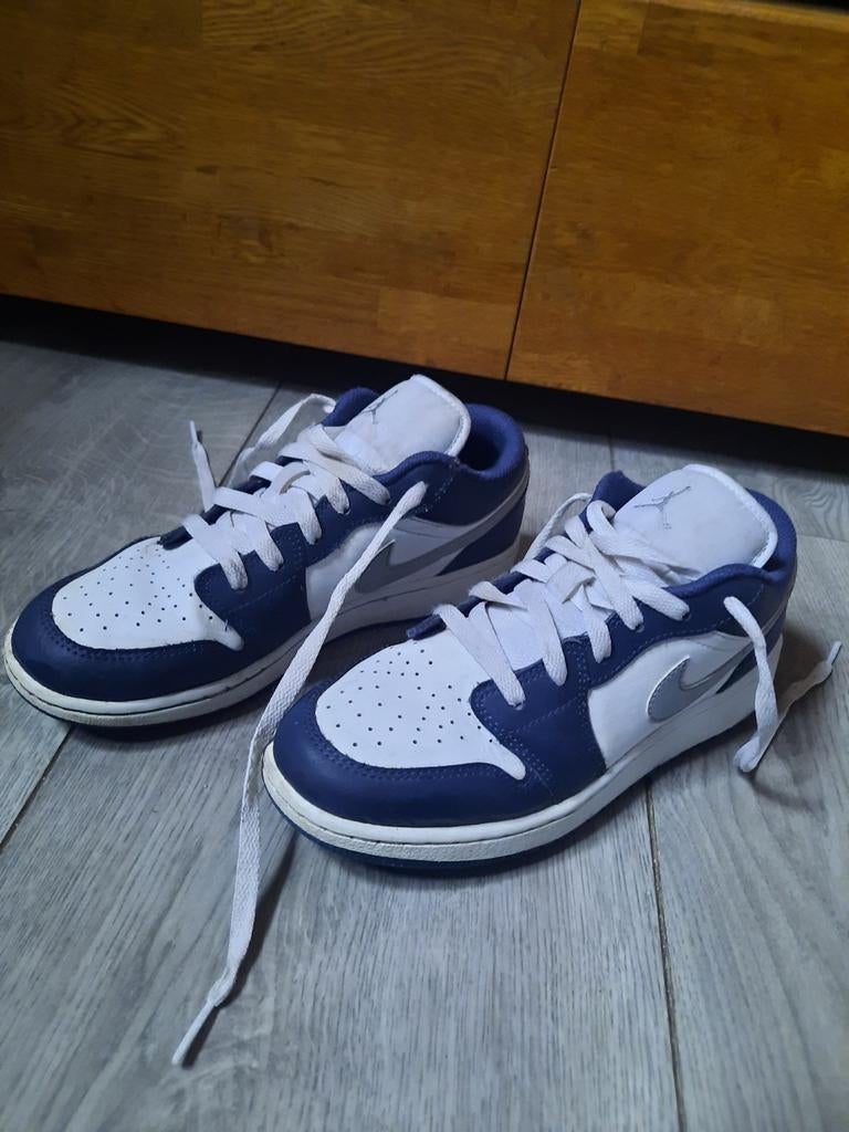 Nike Air Jordan 1 Low model wit blauw maat 38,5 / 24 cm, Jongen of Meisje, Schoenen, Ophalen of Verzenden, Zo goed als nieuw