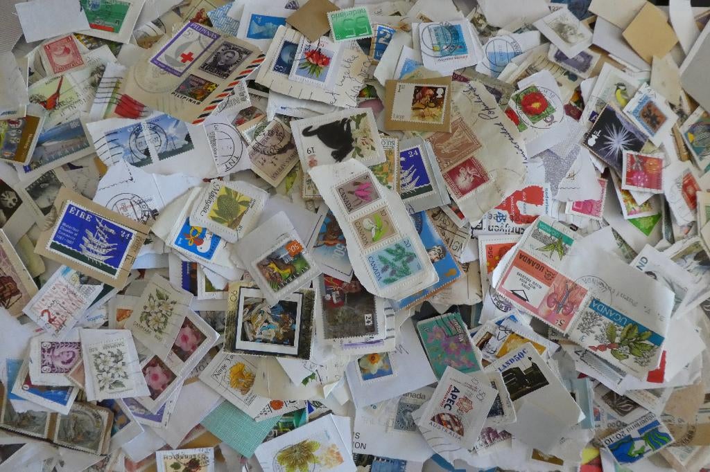 RA-08 :  Doos zegels Wereld op papier ca. 2 kg !, Verzenden, Buitenland