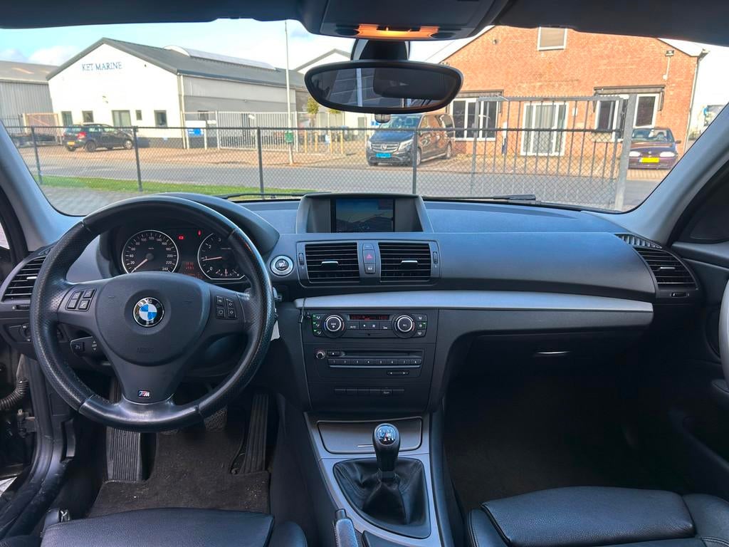 BMW 1-serie 116i EffDyn. Ed. Business Line Ultimate Edition, 1-Serie, Euro 5, Achterwielaandrijving, Zwart