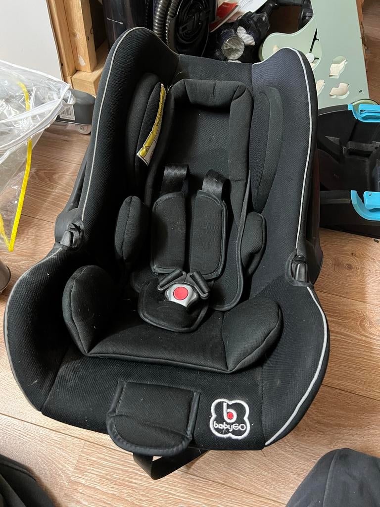 Babygo autostoel met base, Kinderen en Baby's, Autostoeltjes, Overige merken, 0 t/m 13 kg, Gebruikt, Autogordel