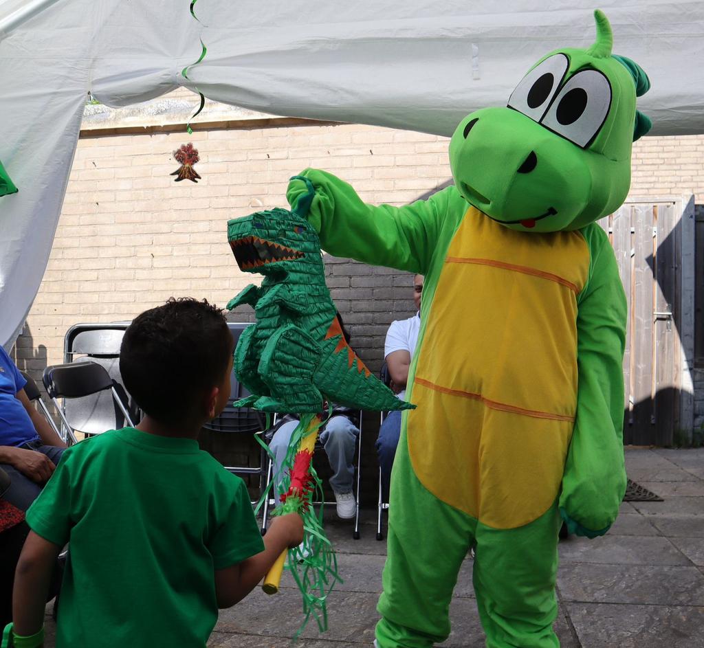 Dino mascotte te huur, Hobby en Vrije tijd, Feestartikelen | Verhuur, Ophalen of Verzenden, Zo goed als nieuw, Verjaardag