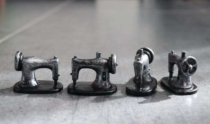 Retro naaimachine miniatuur nieuw 1:12, Verzamelen, Poppenhuizen en Toebehoren, Nieuw, Decoratie, Ophalen of Verzenden