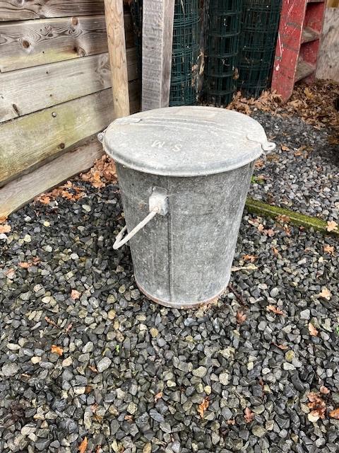 Oude zinken vuilnis emmer, Ophalen