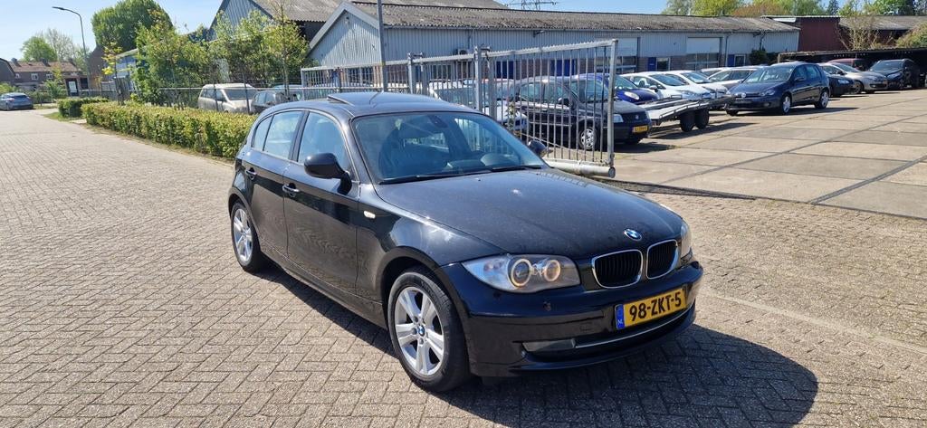 BMW 1-Serie 2.0 118D 5DR Automaat 2009 Zwart rijd super, Auto's, Euro 5, 1995 cc, Zwart, Navigatiesysteem