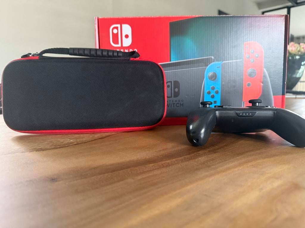 Nintendo Switch met TV-aansluiting, extra controller en hoes, Spelcomputers en Games, Games | Nintendo Switch, Ophalen, Gebruikt