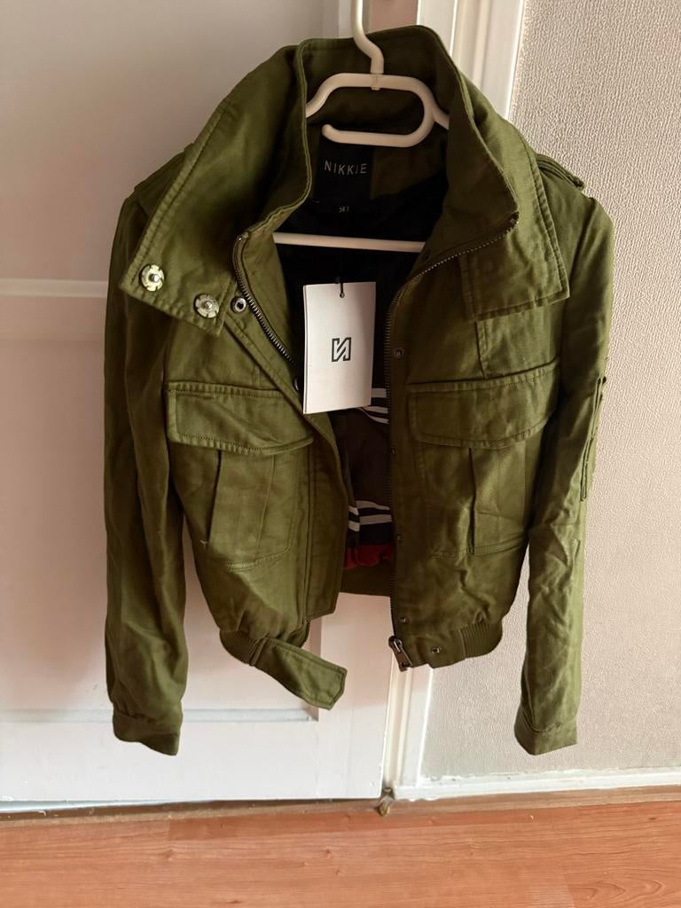 Nikkie  Bomberjack - Legergroen - Maat 34 - Nieuw, Verzenden, Nieuw, Maat 34 (XS) of kleiner, Groen