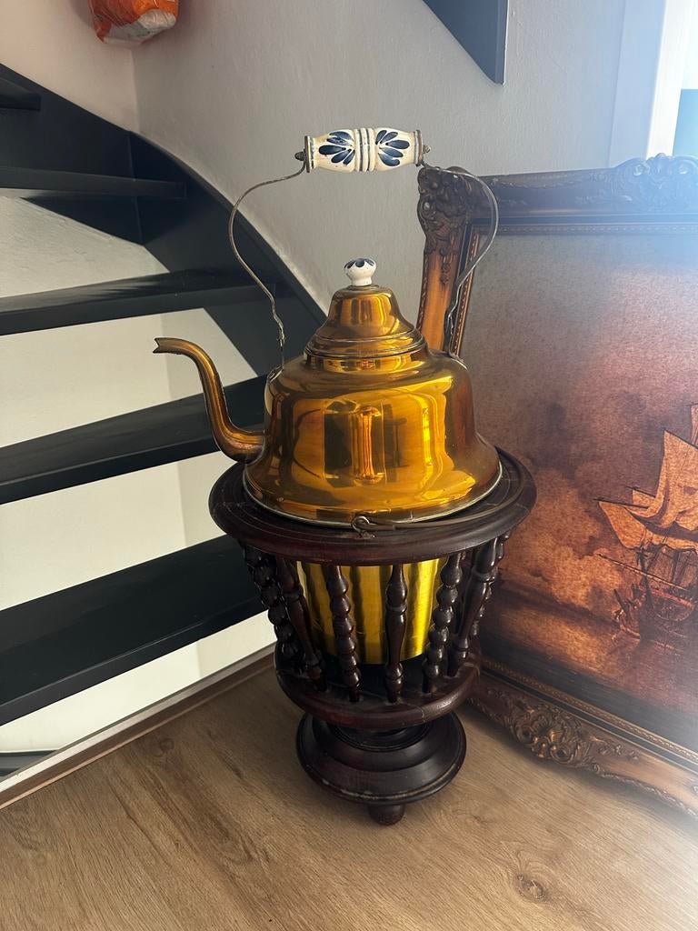 Antieke koperen theeketel op houten onderstel, Antiek en Kunst, Ophalen