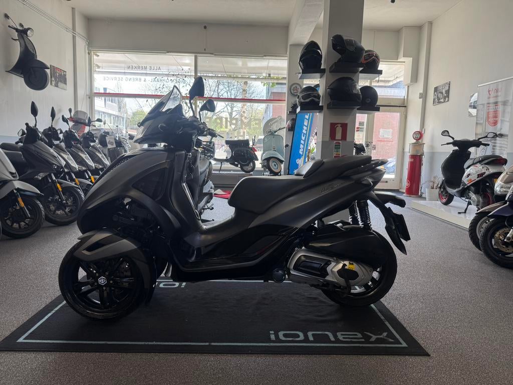 piaggio mp3 YOURBAN 300CC 3X NIEUWE BAND BJ 2014, Fietsen en Brommers, Scooters | Vespa, Overige modellen, 300 cc, Ophalen of Verzenden