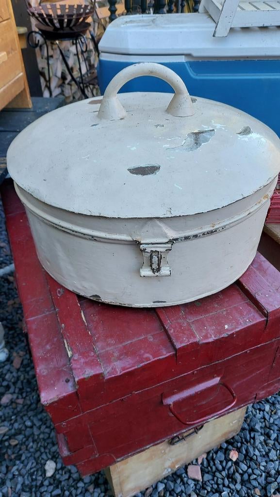 Grote ijzere broodtrommel, Ophalen