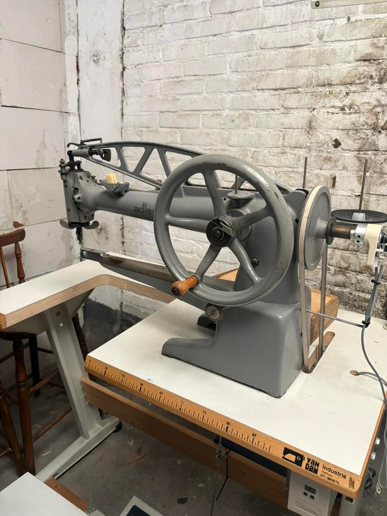 ADLER 30-1 SCHOENMAKERIJ OP ONDERSTEL ELEKTRISCH, Ophalen