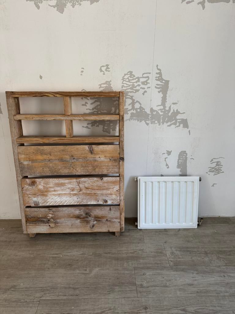 Radiator met ombouw van steigerhout, Ophalen, Zo goed als nieuw