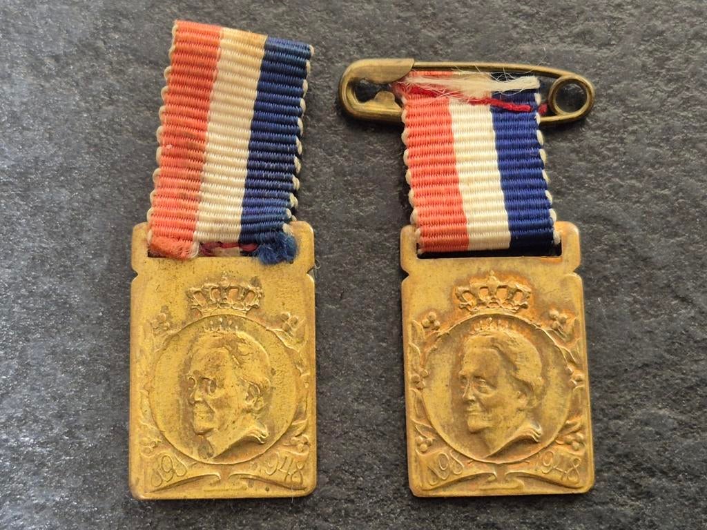 2x Herinneringsmedaille Regeringsjubileum Wilhelmina 1948, Postzegels en Munten, Ophalen of Verzenden