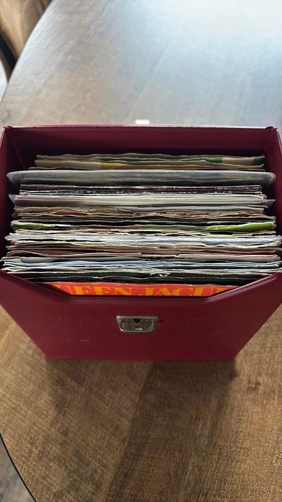 Koffertje met 50 singles, Cd's en Dvd's, Vinyl Singles, Ophalen of Verzenden, Zo goed als nieuw, Nederlandstalig