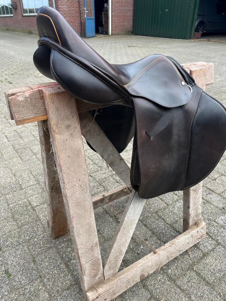 Springzadel 17/17,5 inch met singel/dekjes, Dieren en Toebehoren, Paarden en Pony's | Zadels, Ophalen, Gebruikt, Springen