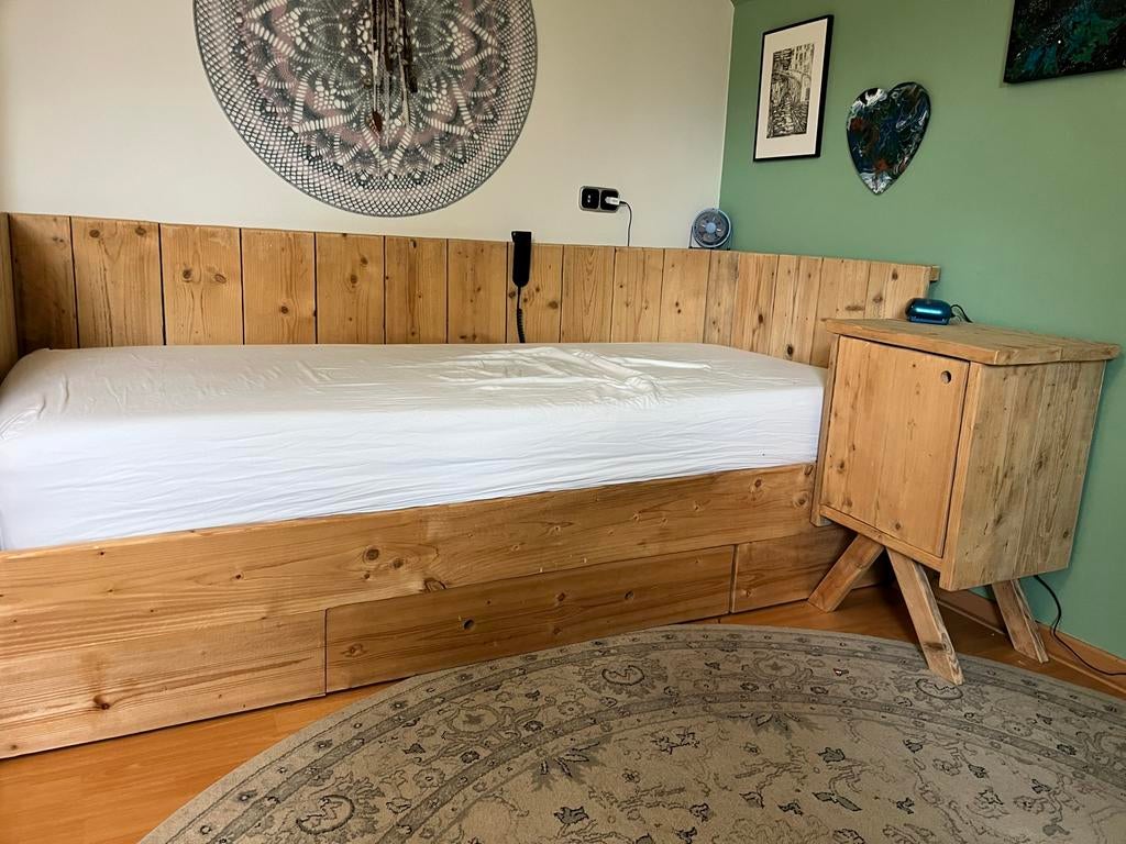 Steigerhouten 1pers bed, nachtkastje, elektrische lattebodem, Ophalen, Gebruikt, 90 cm, Eenpersoons