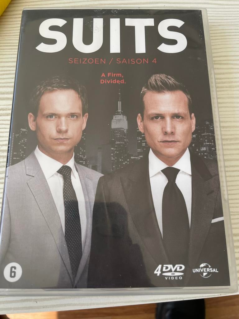 Suits Seizoen 4 DVD - A Firm, Divided, Cd's en Dvd's, Dvd's | Tv en Series, Gebruikt, Boxset, Drama, Ophalen of Verzenden
