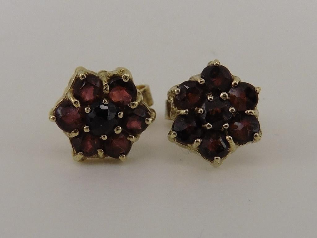 Gouden oorknopjes met granaat                            G65, Gebruikt, ., Ophalen of Verzenden, .