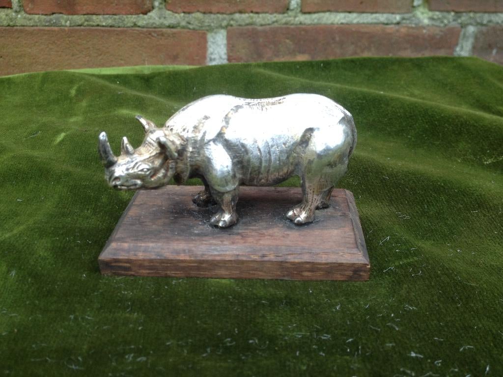 Verzilverd beeldje van een neushoorn, Wereld Natuur Fonds., Verzenden, Gebruikt, Wild dier, Beeldje of Figuurtje