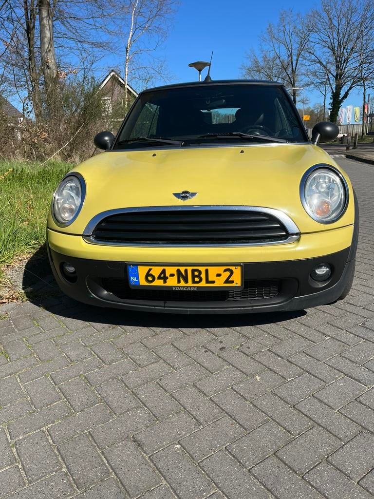 Mini cabrio NAP en nieuwe apk!, Auto's, Mini, Zwart, 4 cilinders, Cabriolet, Geel