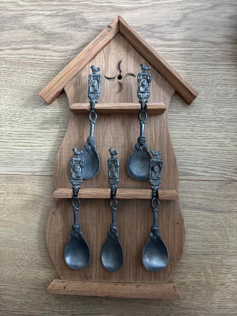 5 tinnen lepels aan houten rekje, Ophalen of Verzenden