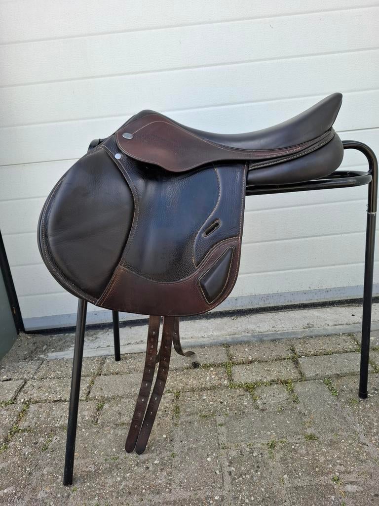 Ikonic springzadel 17/17.5, Dieren en Toebehoren, Paarden en Pony's | Zadels, Ophalen of Verzenden, Springen, Zo goed als nieuw