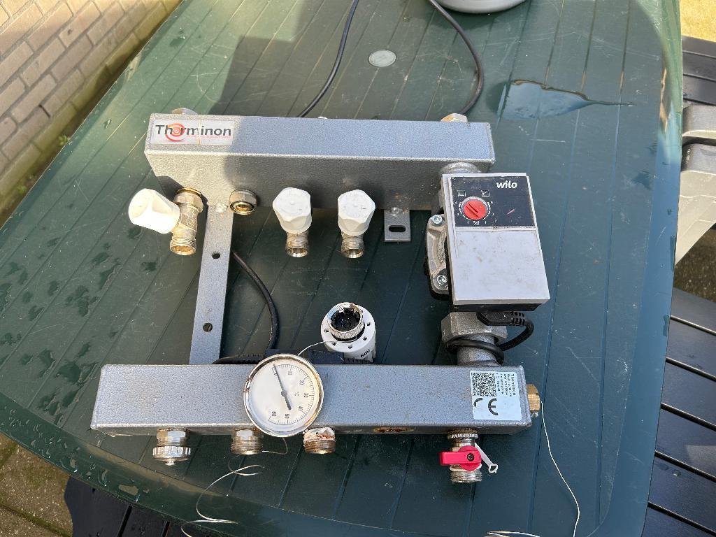 Te koop:Therminon 4 groeps vloerverwarming verdeler met pomp, Ophalen of Verzenden, Gebruikt