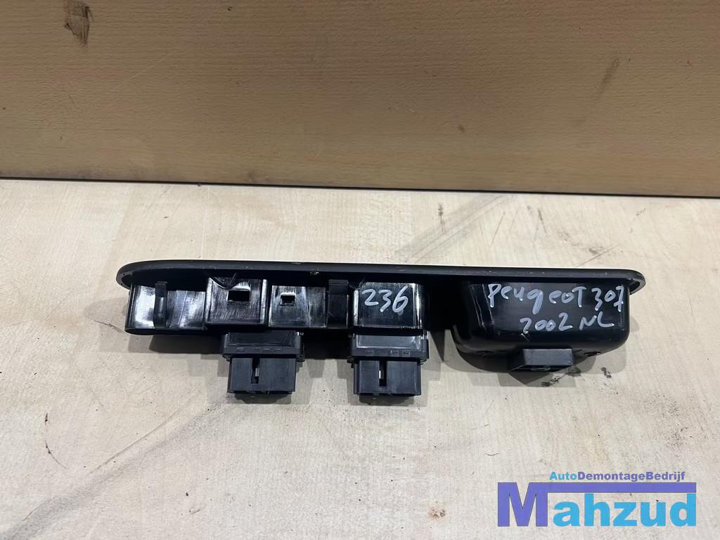 PEUGEOT 307 links voor raam schakelaar 2000-2007, Auto-onderdelen, Dashboard en Schakelaars, Taurusavenue 1
2132 LS  Hoofddorp, NL