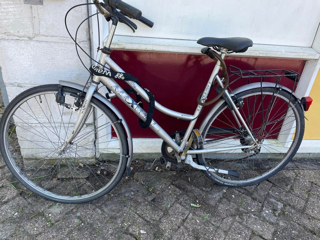 Gratis op te halen: Roestige fiets met lekke banden, Fietsen en Brommers, Fietsen | Dames | Damesfietsen, Ophalen, Gebruikt, Overige merken