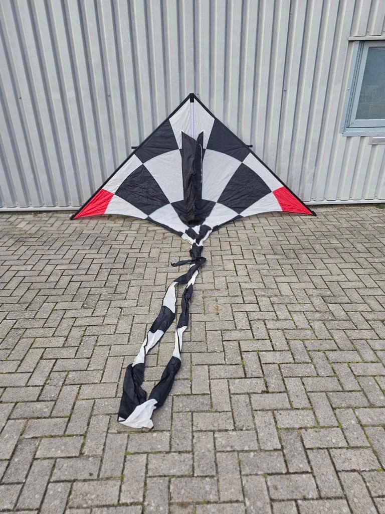 Delta vlieger met staart - Zwart/Wit geblokt, Sport en Fitness, Vliegeren, Gebruikt, Tweelijns, Onbekend, Ophalen of Verzenden