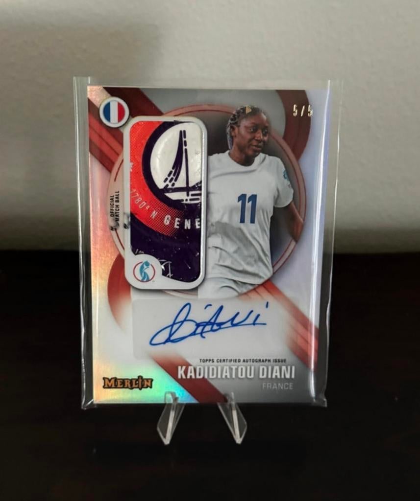 Kadidiatou Diani Topps Merlin Autograph Kaart 5/5, Ophalen of Verzenden, Nieuw, Buitenlandse clubs, Spelerskaart