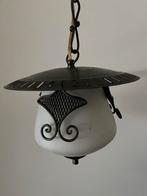 Vintage hanglamp met melkglas en metalen details, Huis en Inrichting, Lampen | Hanglampen, Ophalen of Verzenden, Gebruikt, Glas