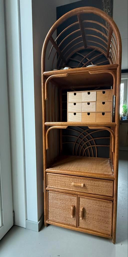 Vintage Rotan Boogkast, Huis en Inrichting, Kasten | Boekenkasten, Gebruikt, 50 tot 100 cm, 150 tot 200 cm, 25 tot 50 cm, Met lade(s)