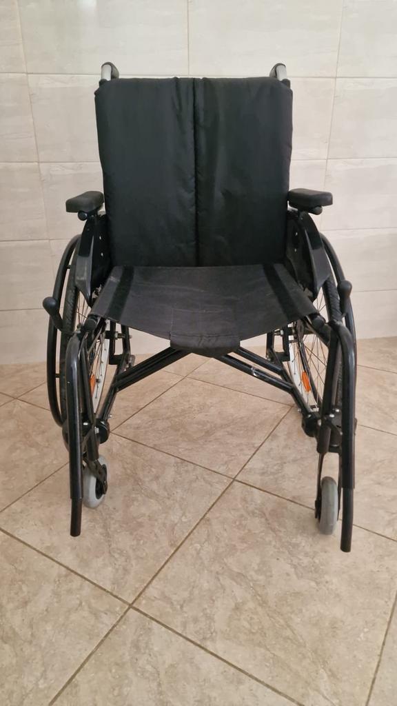 GEZOCHT voetsteun rolstoel, Ophalen of Verzenden, Zo goed als nieuw, Duwrolstoel