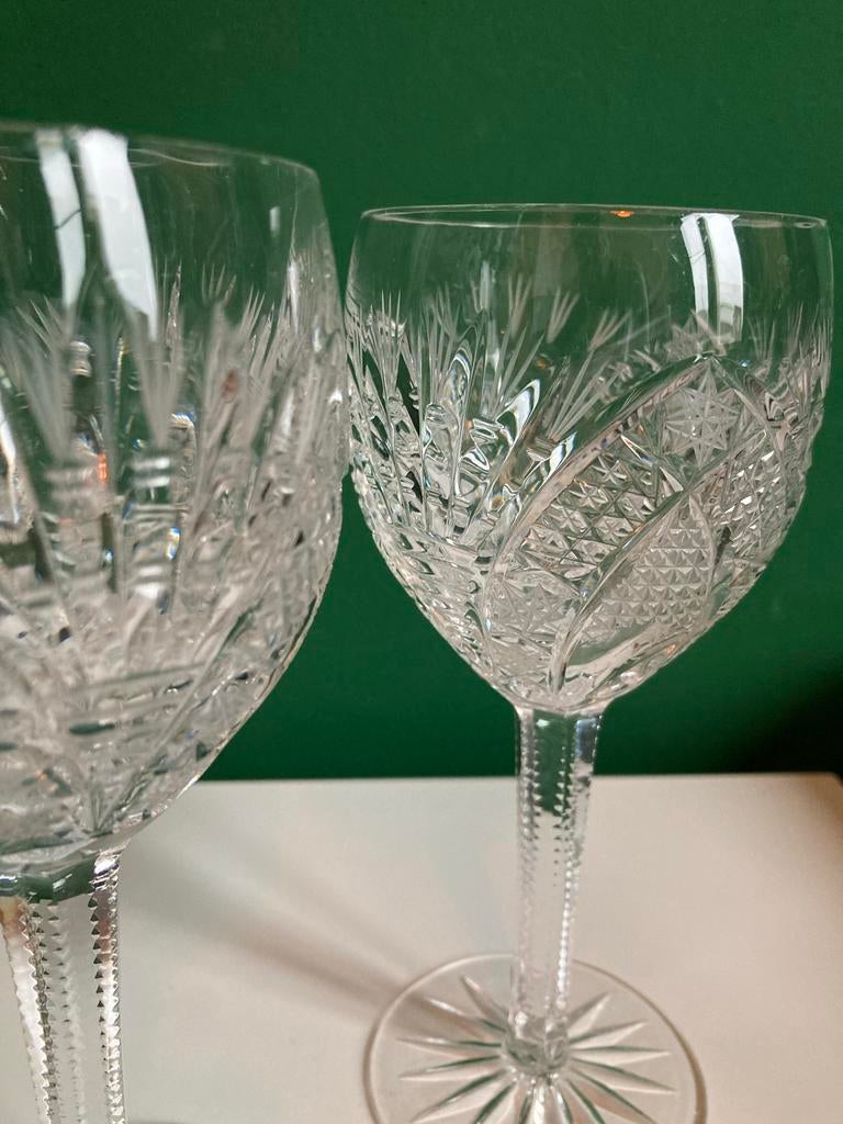 Twee kristallen wijnglazen, 17 cm, klassiek patroon, Ophalen of Verzenden