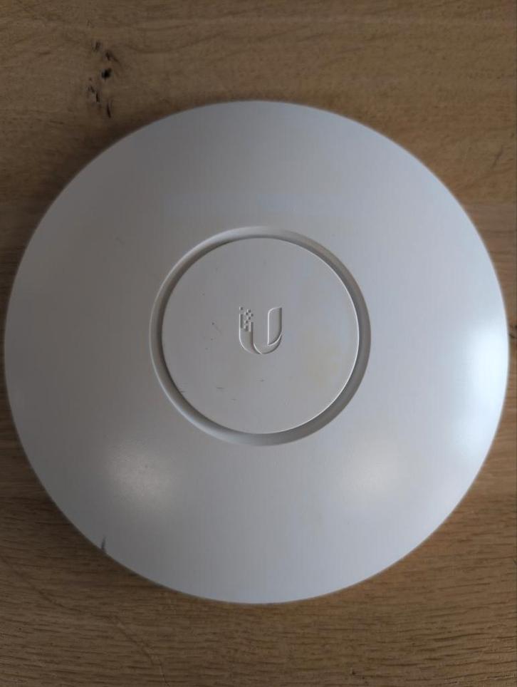 Ubiquiti UniFi AP LR Access Point - UAP-LR, Computers en Software, Accesspoints, Gebruikt, Ophalen of Verzenden