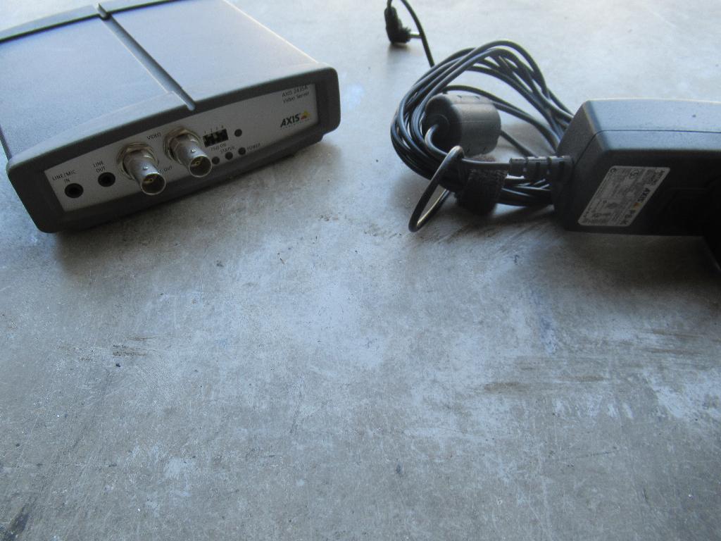 15994 1 axis videoserver axis 243sa, Gebruikt, Axis, Ophalen of Verzenden, Minder dan 2 meter