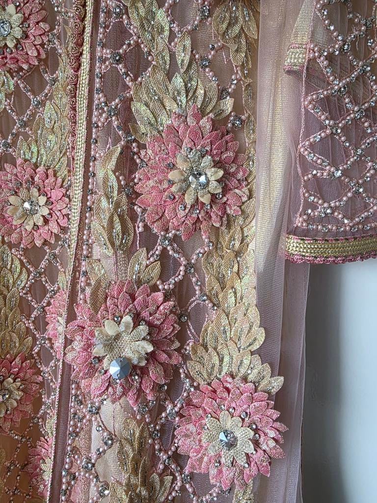 Elegante Roze Kaftan met Gouden Borduurwerk en Kralen, Kleding | Dames, Gelegenheidskleding, Overige typen, Maat 42/44 (L), Nieuw