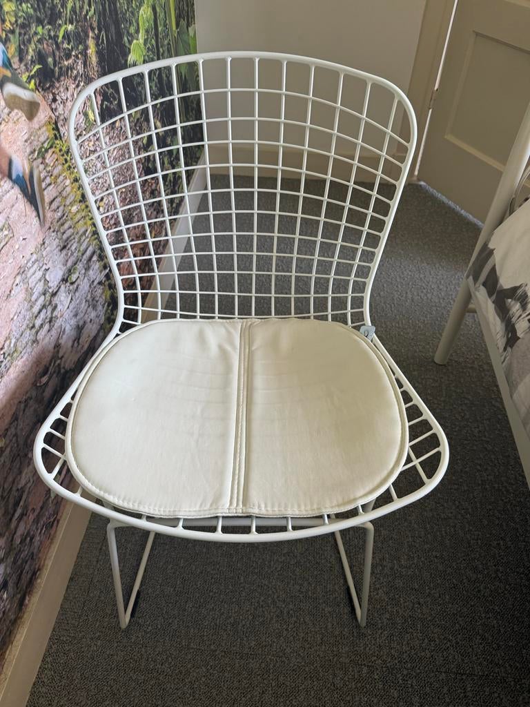 Gratis: 4 witte design eetkamerstoelen (diverse designs), Ophalen, Kunststof, Gebruikt, Wit