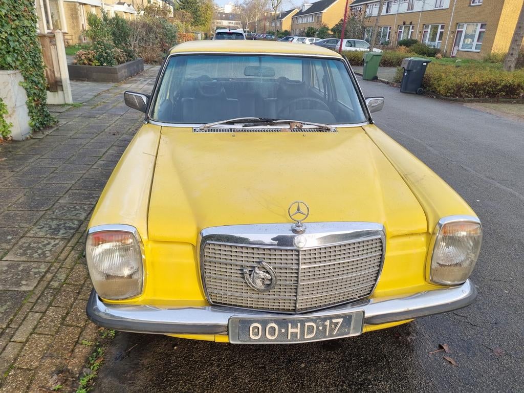 Mercedes-Benz 200-Serie 2.8 250 1975 Geel, Auto's, Mercedes-Benz, Achterwielaandrijving, Zwart, Handgeschakeld, Particulier